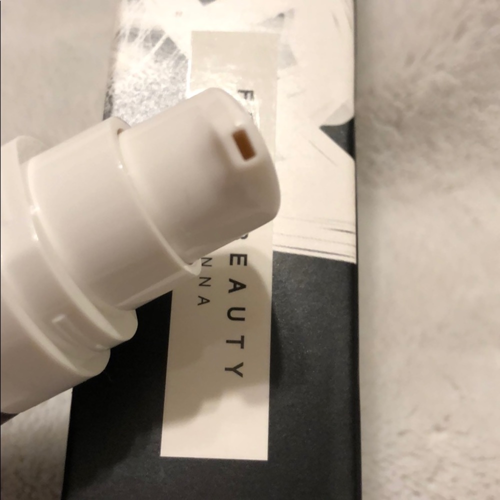 Fenty 490 Pro Filt’r Hydrating Foundation - Picture 3 of 4